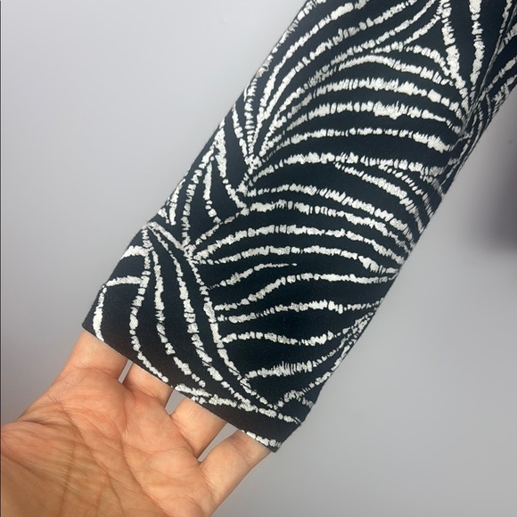 Olsen Hannah Black & White Leaf Patterned Glitter Accents Long Sleeve Top Size L - Picture 5 of 13
